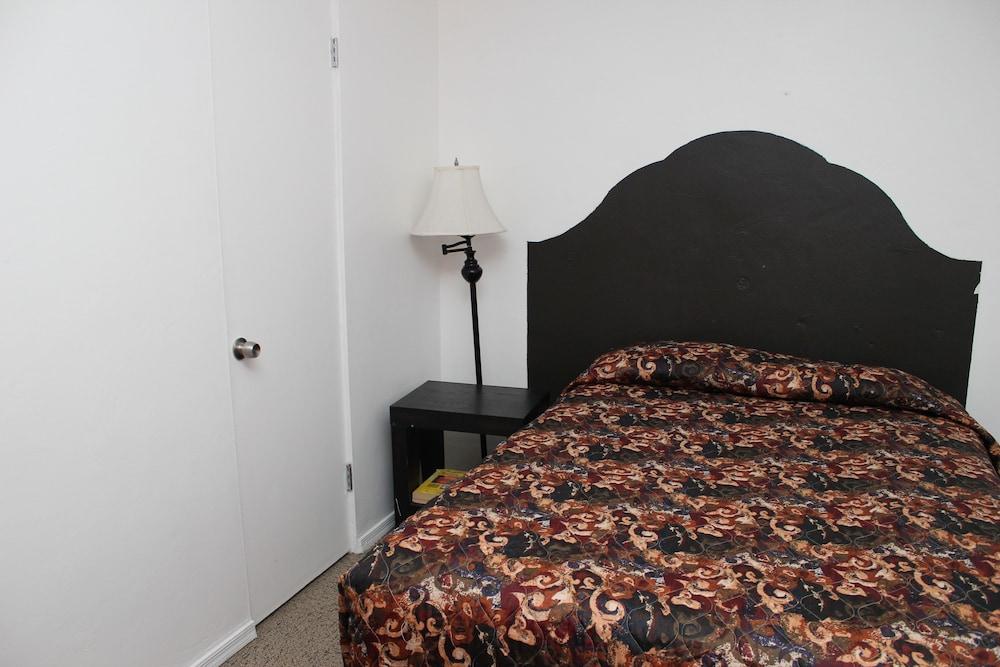 La Siesta Motel photo 19