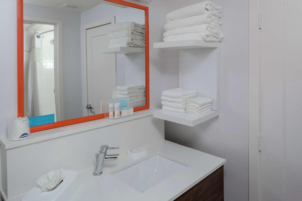 Hampton Inn Woodbridge photo 22