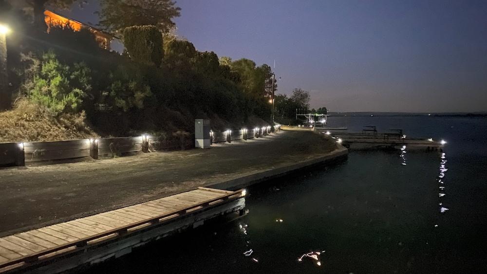Lakeshore Inn Water Front photo 7