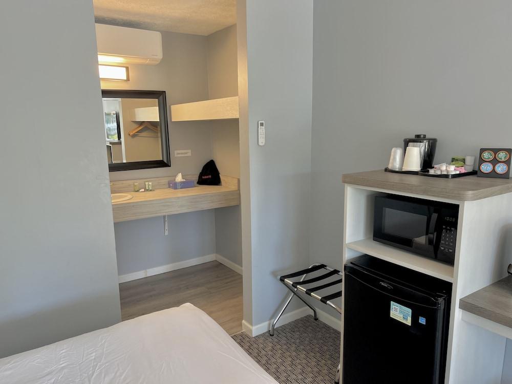 Empire Lakeshore Inn photo 24