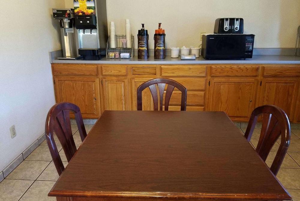 Knights Inn Franklin, PA photo 9