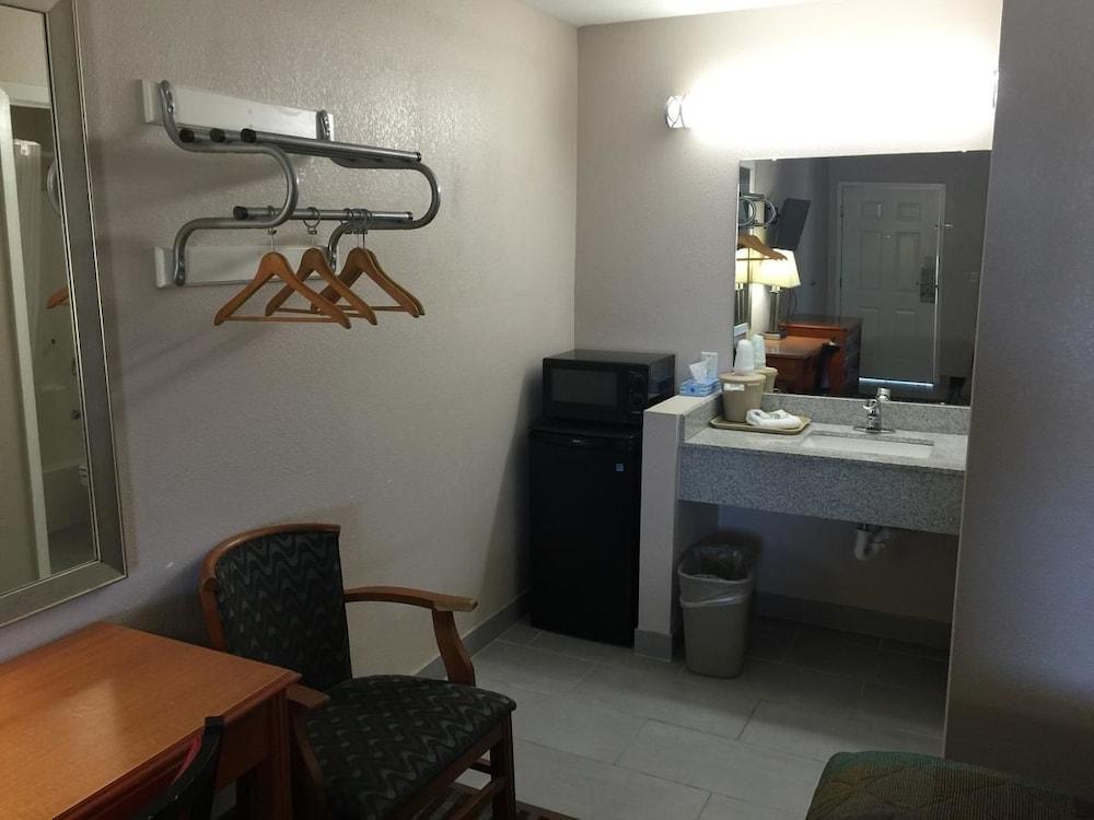 Cypress Inn photo 2