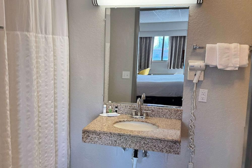 Days Inn by Wyndham Cloverdale Greencastle photo 7