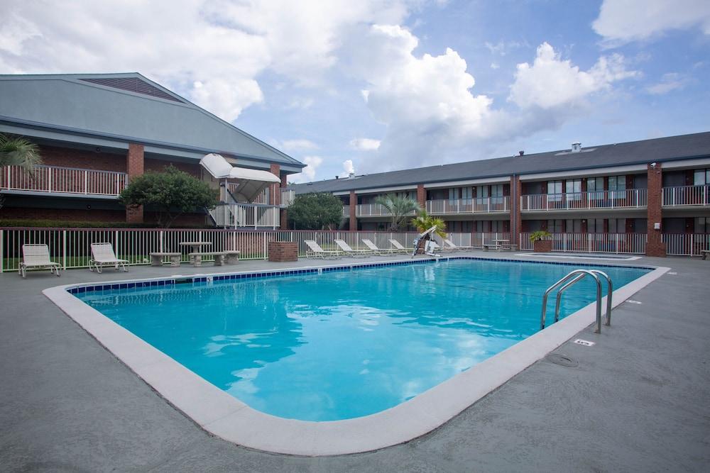 Super 8 by Wyndham Mobile I-65 photo 12