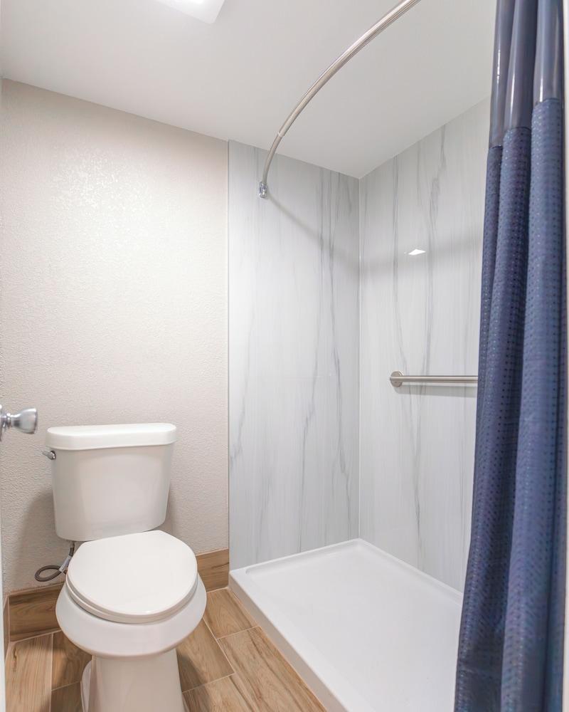 Economy Suites Extended Stay Tulsa photo 12