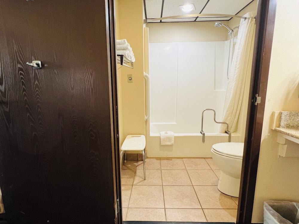 Hometown Inn & Suites photo 11