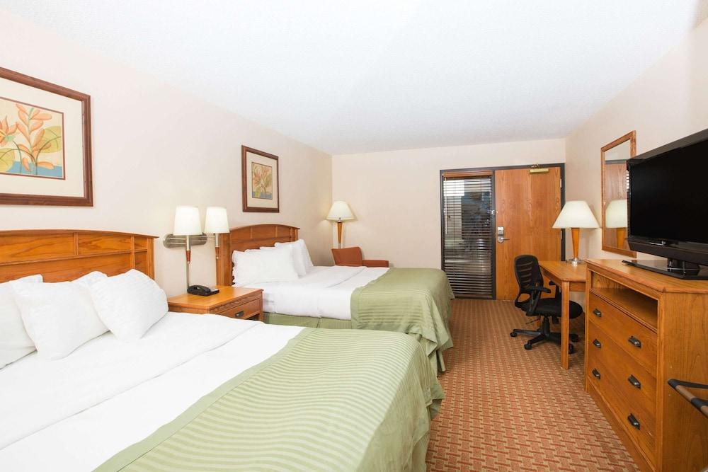 Ramada Tropics Resort & Conf Center by Wyndham Des Moines photo 5