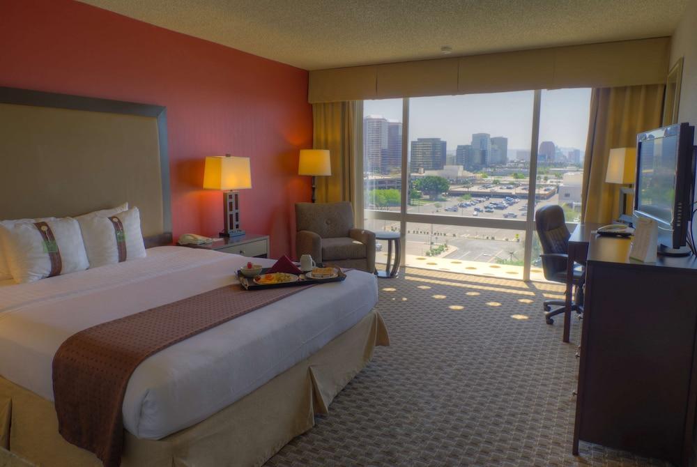 Holiday Inn Express & Suites Phoenix Midtown by IHG photo 44