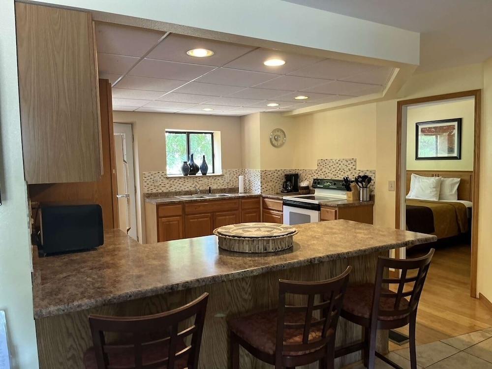Amber's Inn & Suites photo 43