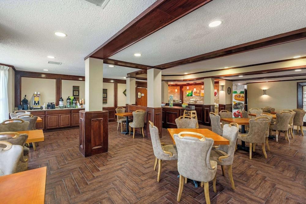 Quality Suites Addison - Dallas photo 18