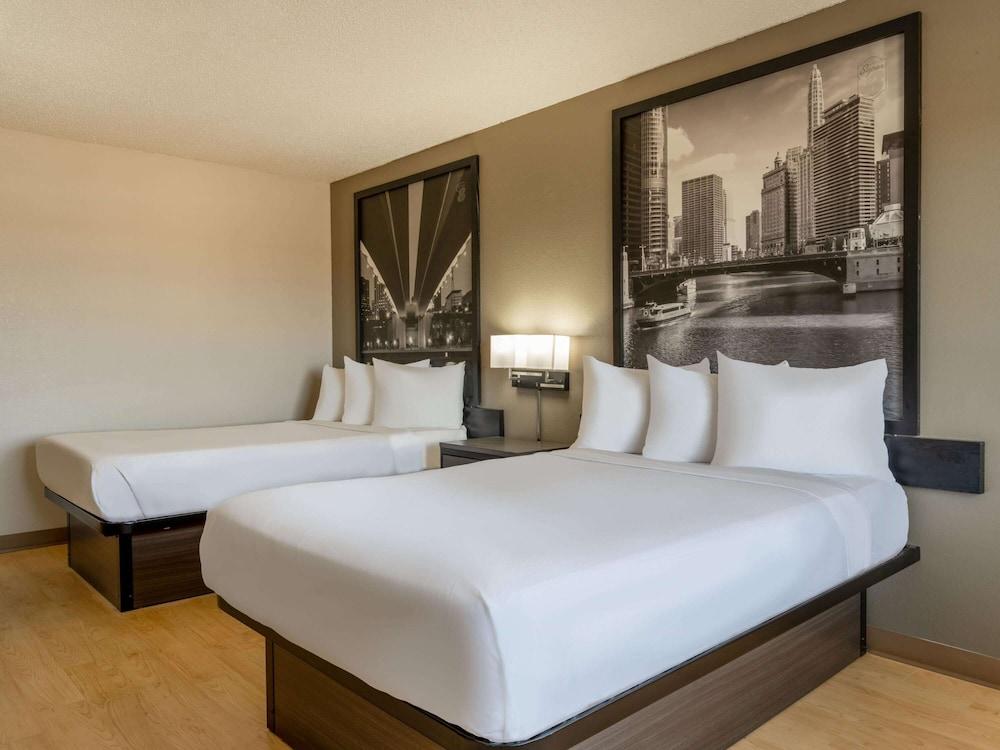 Super 8 by Wyndham Clinton photo 16