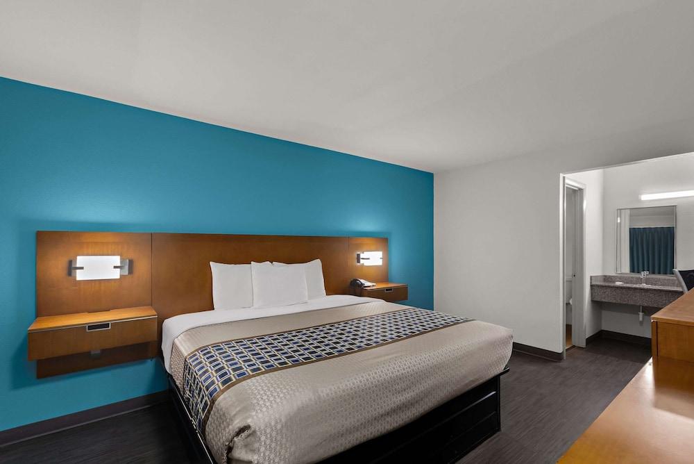 Rodeway Inn Commerce photo 22