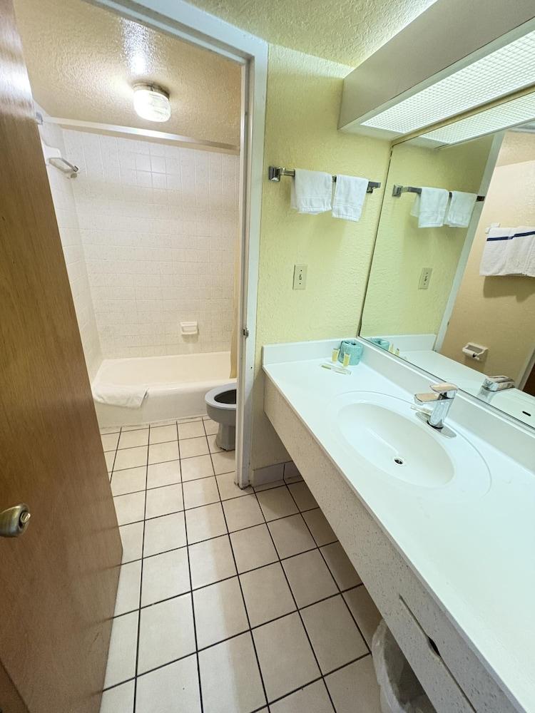 University Inn Gainesville photo 12