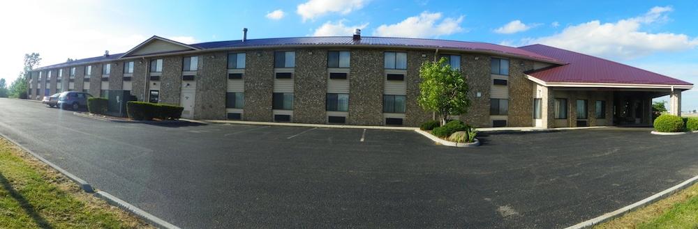 Royalton Inn & Suites photo 1
