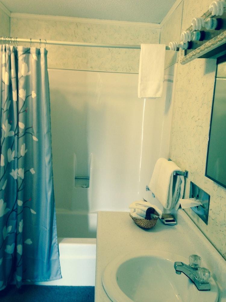 Traveler's Inn Motel photo 9