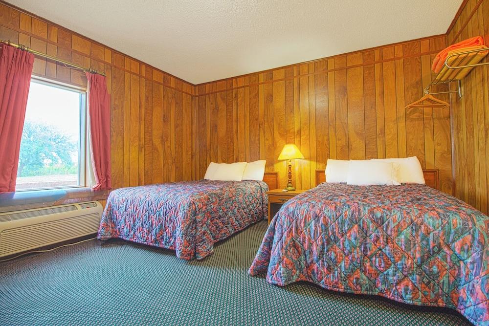 OYO Hotel Waurika OK US-70 near Wichita Falls photo 25