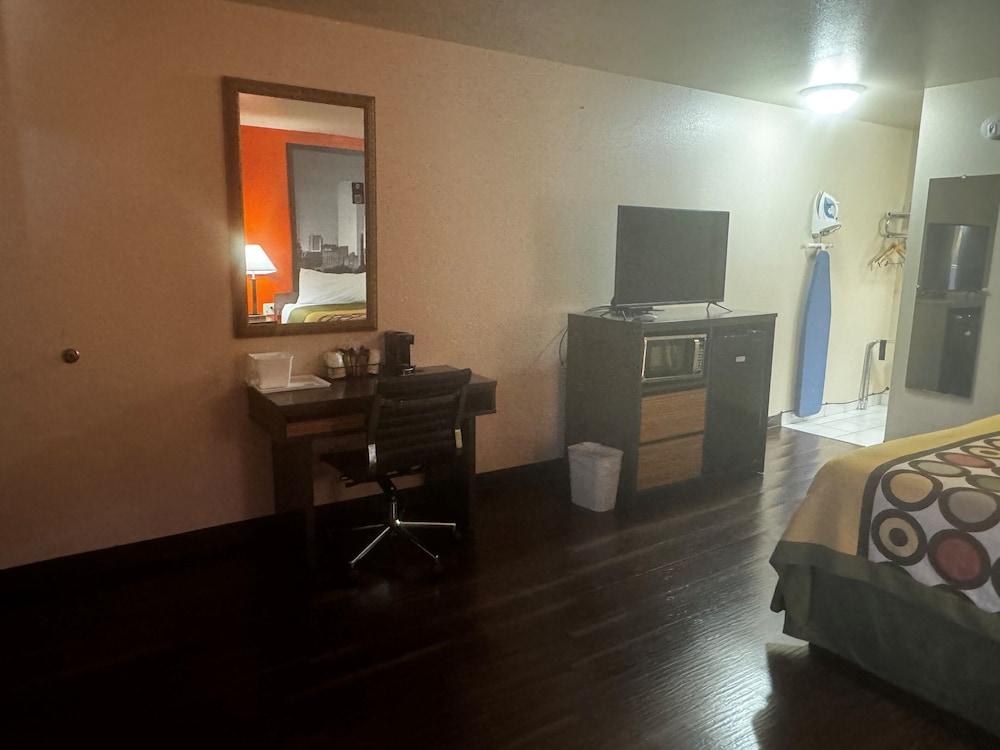 Super 8 by Wyndham Giddings photo 7