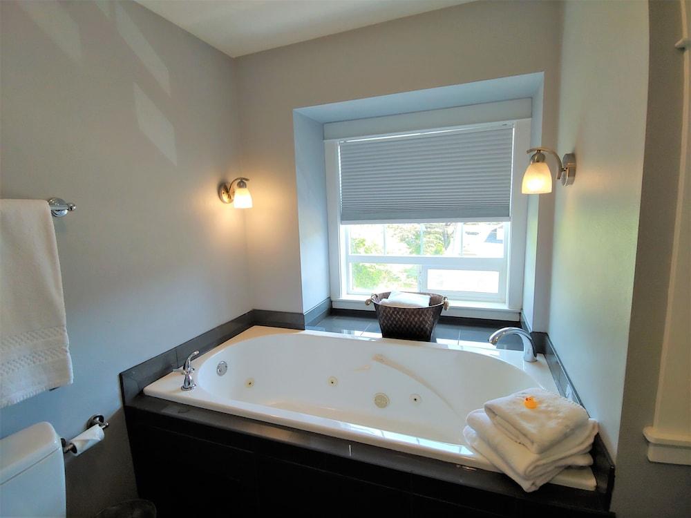Nelscott Manor photo 35