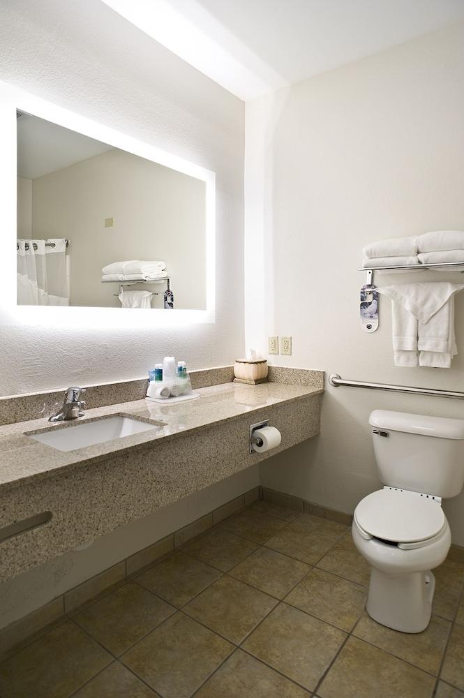 Holiday Inn Express Hotel & Suites Vermillion by IHG photo 9