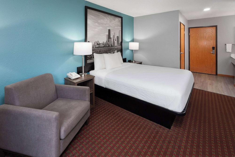 Super 8 by Wyndham McHenry/Fox Lake Area photo 6