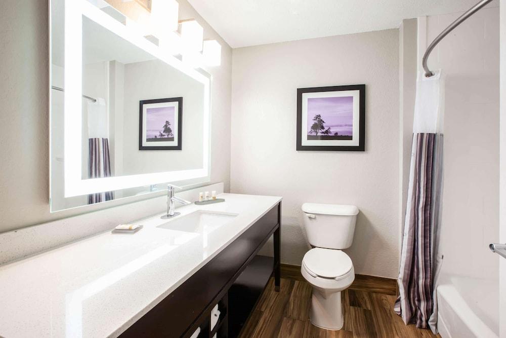 La Quinta Inn & Suites by Wyndham Elkhart photo 14