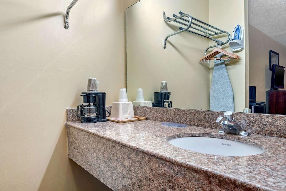 Econo Lodge Inn & Suites Forest photo 11