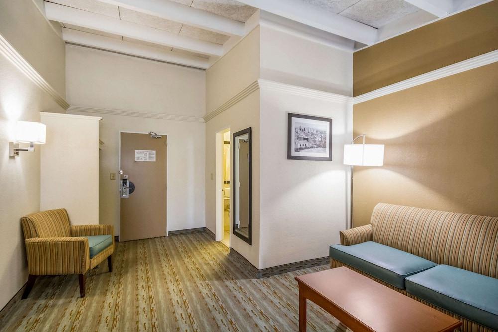 Quality Inn & Suites Kansas City - Independence I-70 East photo 2