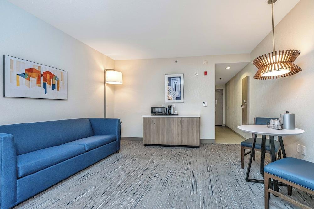 Holiday Inn Express & Suites Charleston Arpt-Conv Ctr Area photo 47