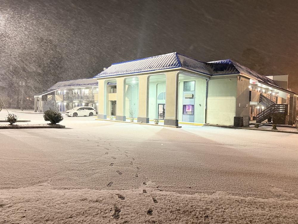 Rodeway Inn & Suites Plymouth Hwy 64 photo 35