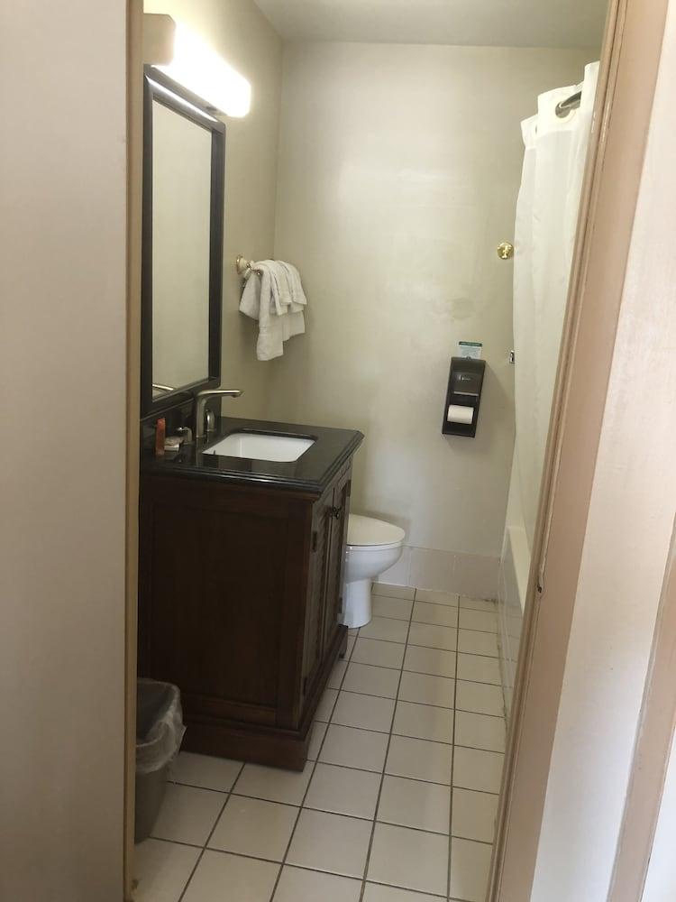 Rodeway Inn photo 30