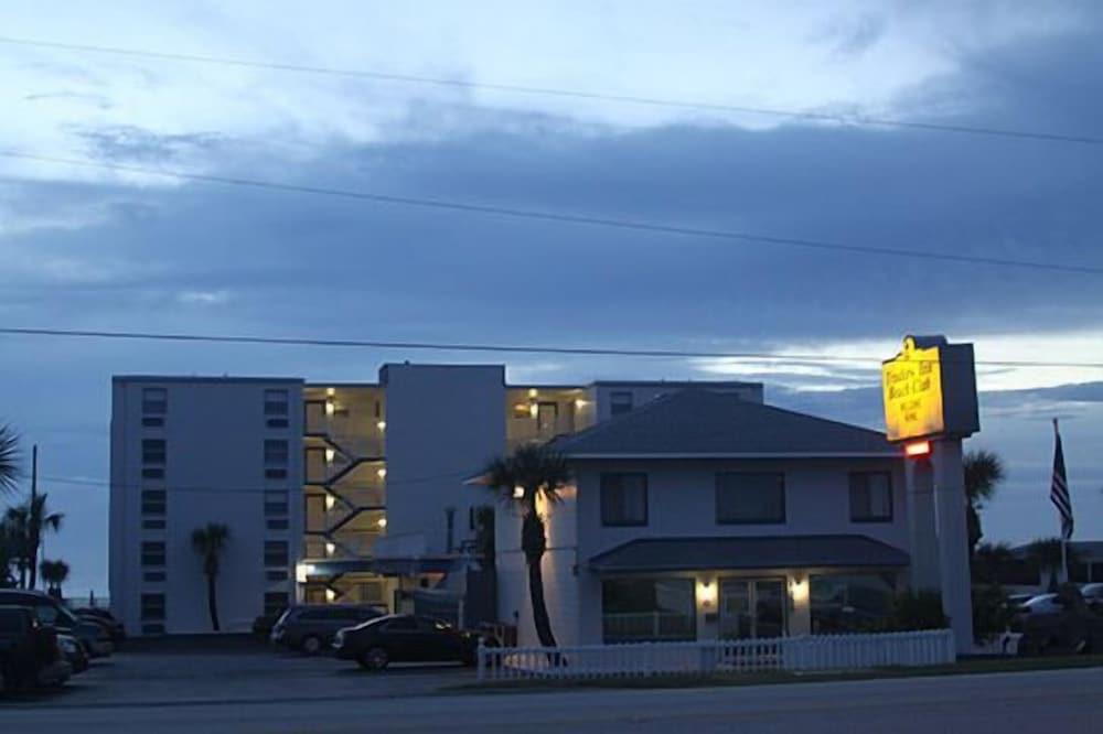 Traders Inn Beach Club photo 50