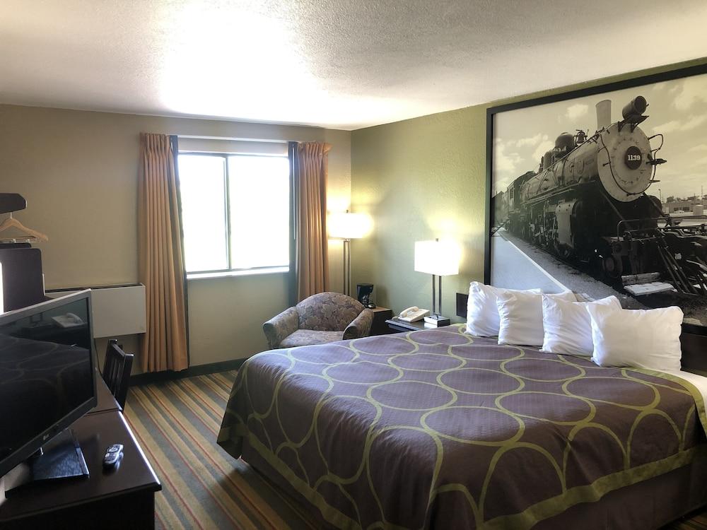 Super 8 by Wyndham Topeka/Wanamaker RD/I-70 photo 6