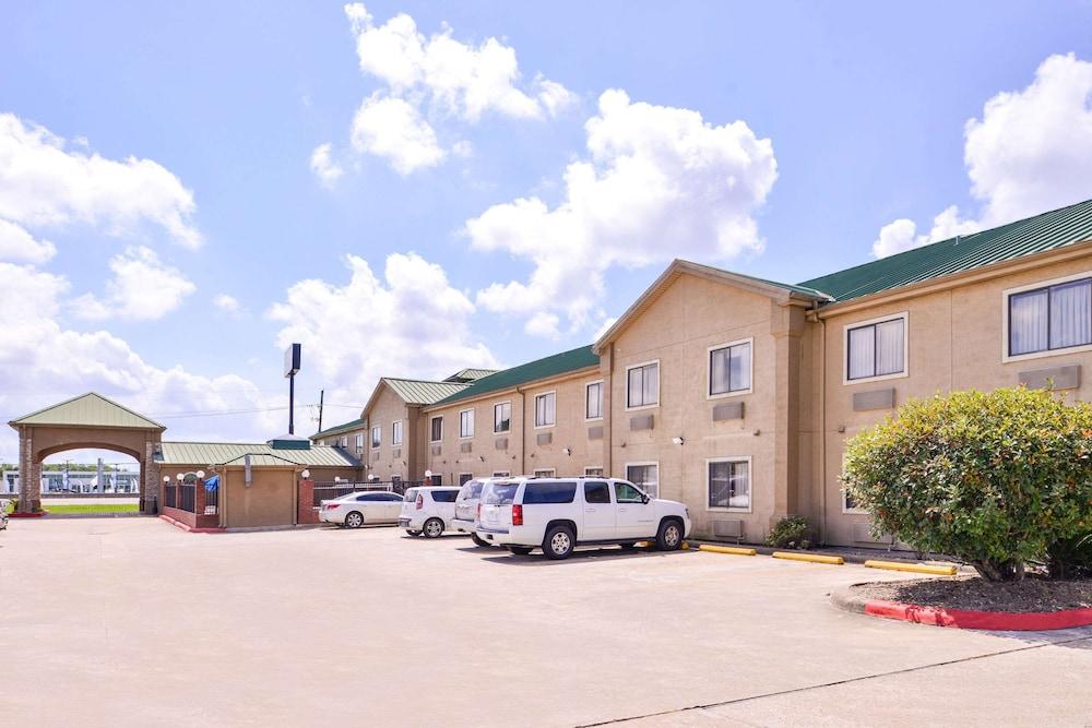 Quality Inn & Suites Beaumont photo 44