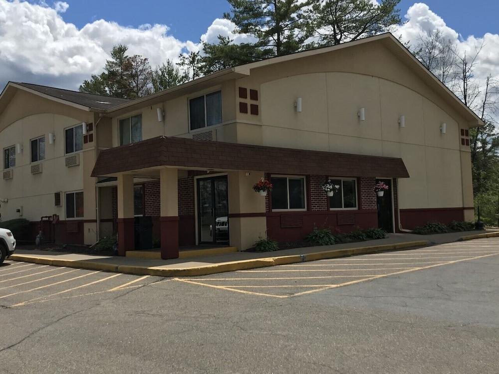 Red Roof Inn Queensbury photo 35