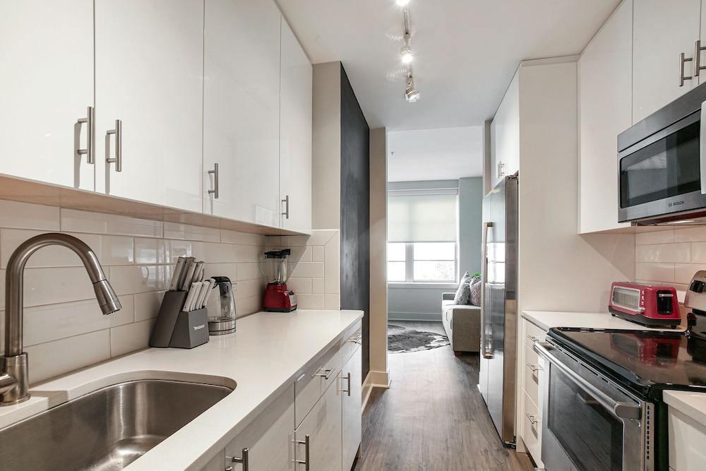 Modern Condos in California Building by Hosteeva photo 97