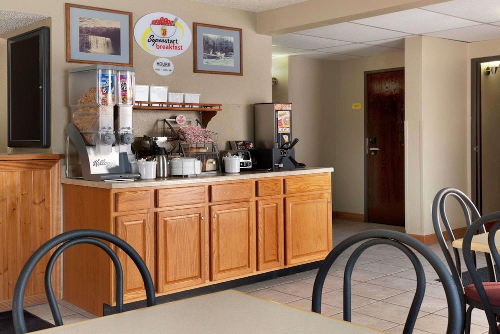 Super 8 by Wyndham Pulaski photo 10