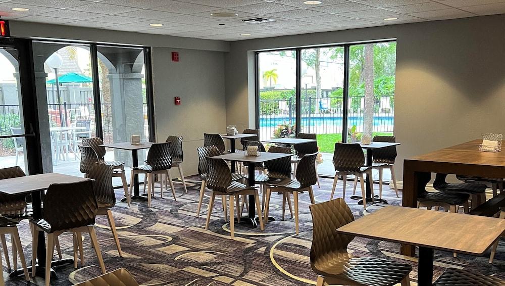La Quinta Inn & Suites by Wyndham Ft Lauderdale Cypress Cr photo 13