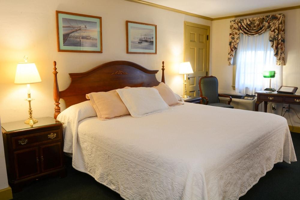 Lamie's Inn and The Old Salt Restaurant photo 11