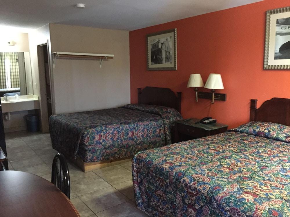 Deluxe Inn Airport photo 3