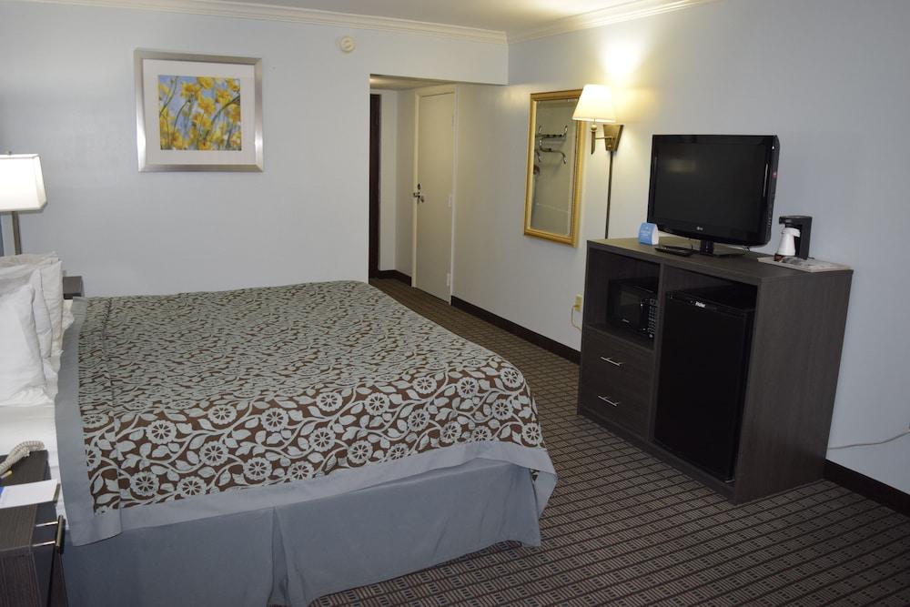 Days Inn by Wyndham Rock Falls photo 20