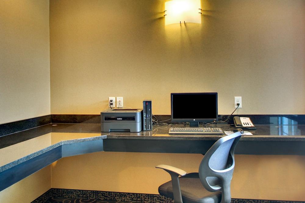 Stanton Inn & Suites photo 48