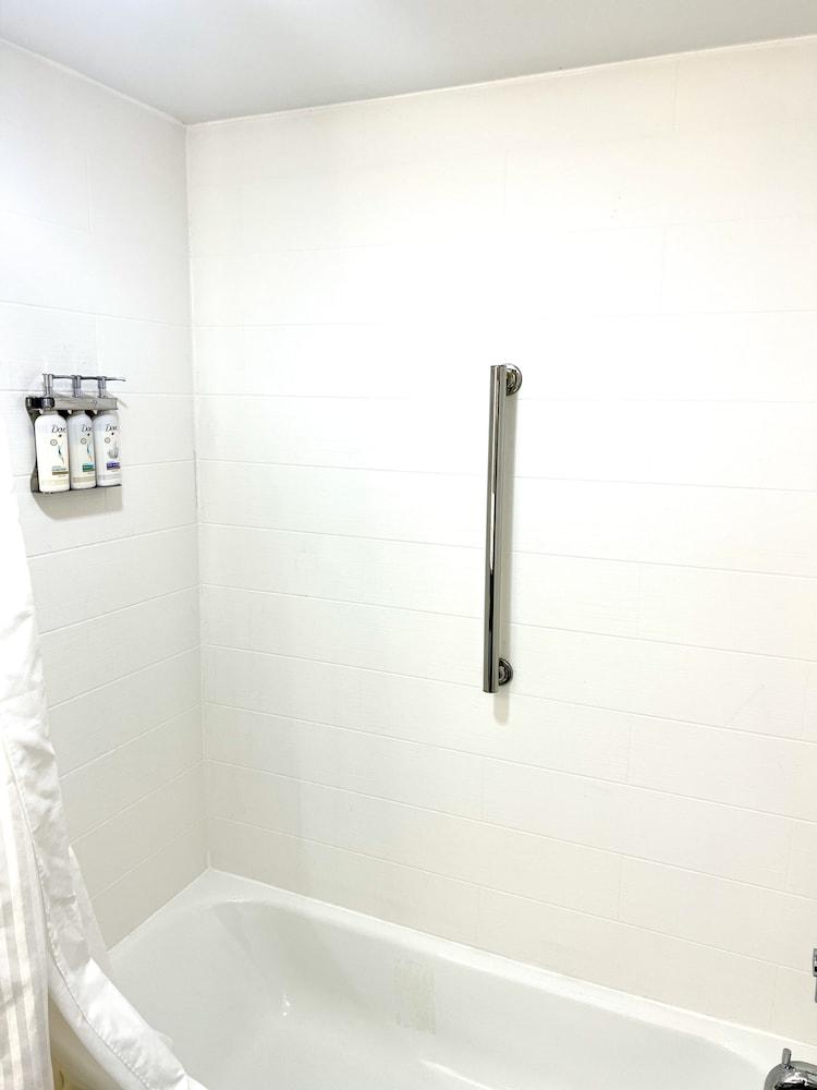 Holiday Inn Express Madison by IHG photo 18