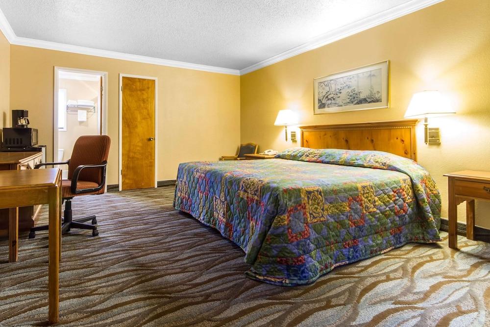 Econo Lodge photo 22