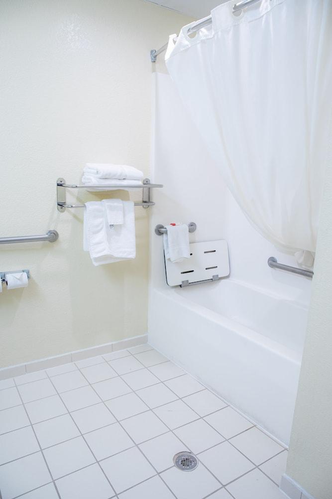 Red Roof Inn & Suites Hinesville photo 56