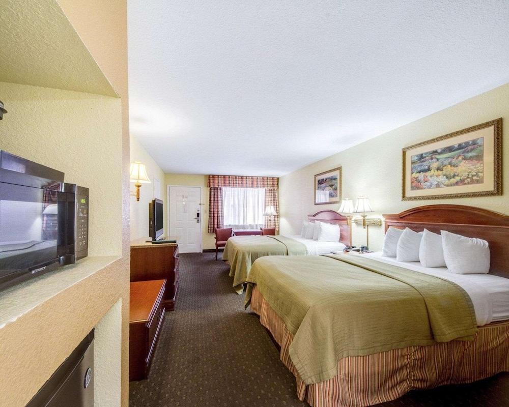 Econo Lodge Inn & Suites Eagle Pass photo 18