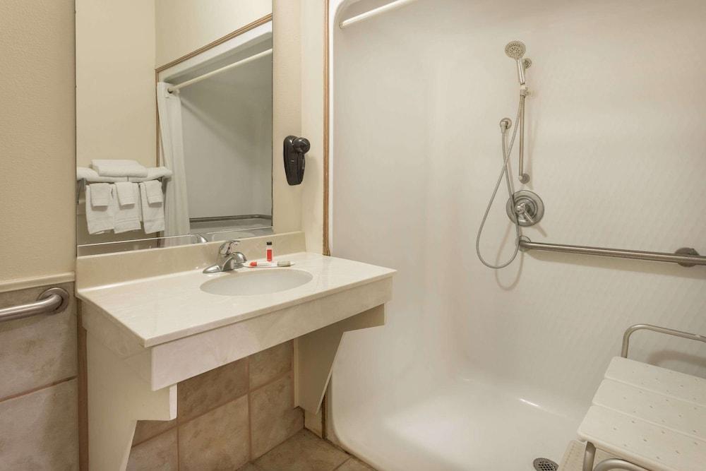 Super 8 by Wyndham Duson Lafayette West Area photo 6