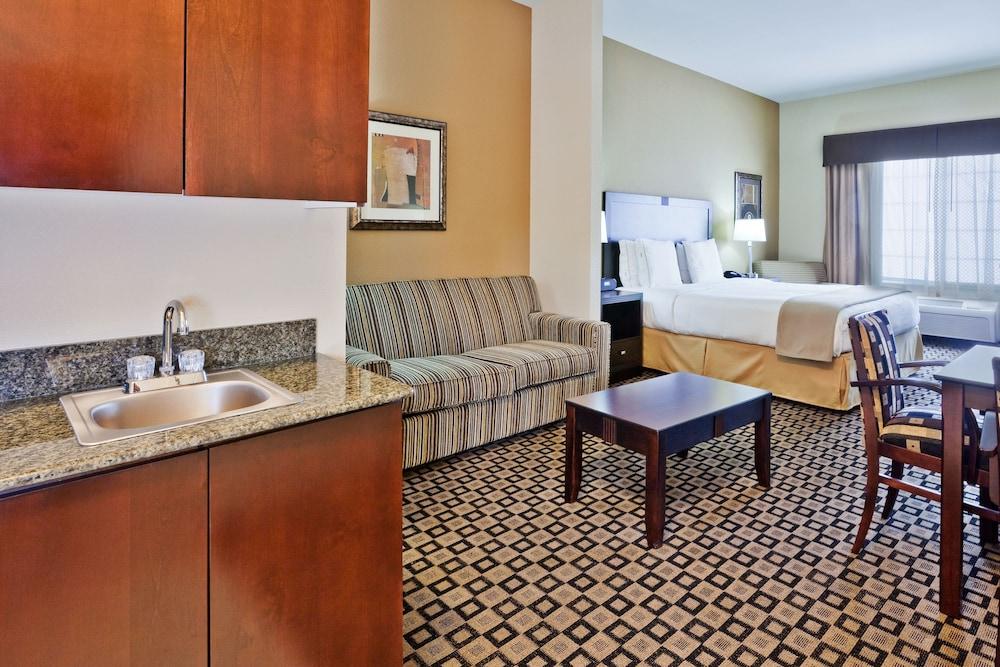 Holiday Inn Express Hotel & Suites Clovis by IHG photo 13