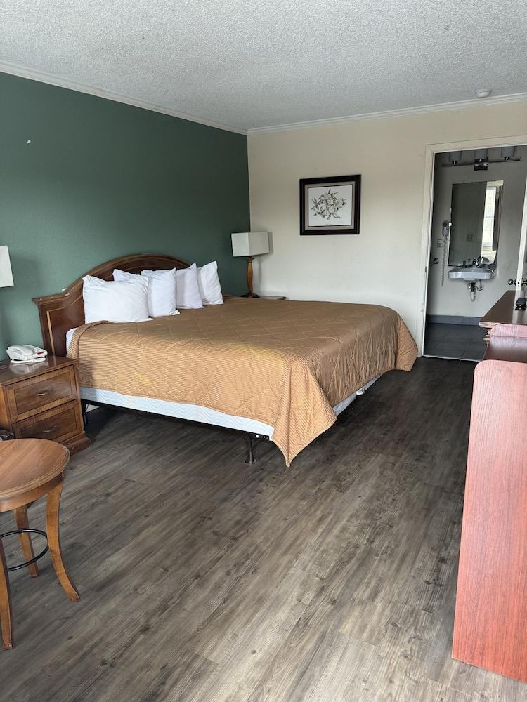 Colony Inn photo 3