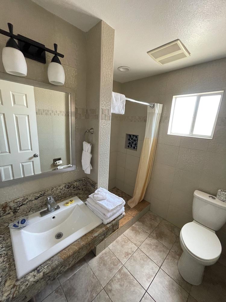 Bayshore Inn Motel photo 49
