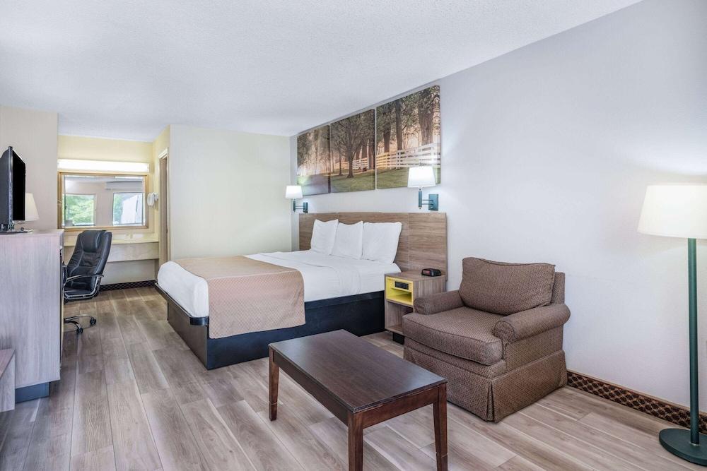 Days Inn by Wyndham Macon I-475 photo 17